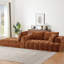 Chenille orange à 4 places en forme de L avec un design segmenté, une structure à ressorts ensachés et un arrangement polyvalent pour les espaces de vie.