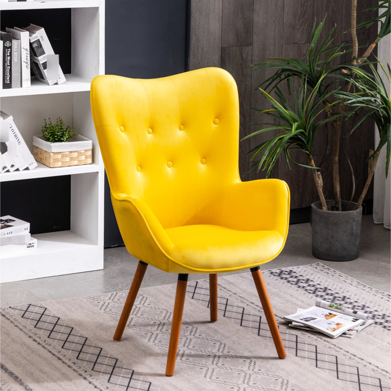 Chaise avec accoudoirs en velours jaune et pieds en bois massif