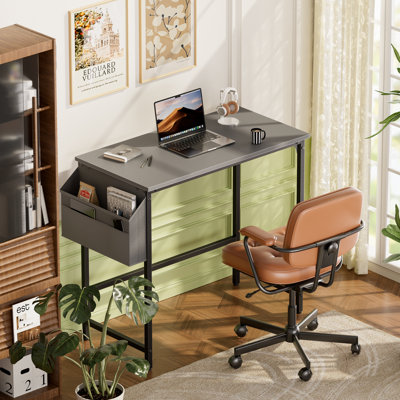 Bureau d'ordinateur avec sac de rangement, bureau d'écriture 32 po x 20 po pour bureau à domicile, bureau de jeu à pieds réglables, style minimaliste moderne et bureau ergonomique pour les petites pièces, chambre à coucher, gris
