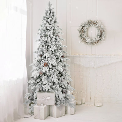 Arbre de Noël 8 pi en PE / PVC floqué avec 44 pommes de pin naturelles - 1634 pointes, conception peu encombrante, branches articulées, base en métal stable, aspect enneigé réaliste