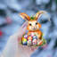 Ornement en forme de lapin avec des œufs en bois, par Debrekht