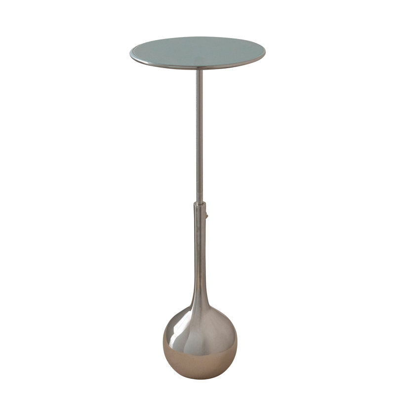 Table en métal avec accents en acier inoxydable