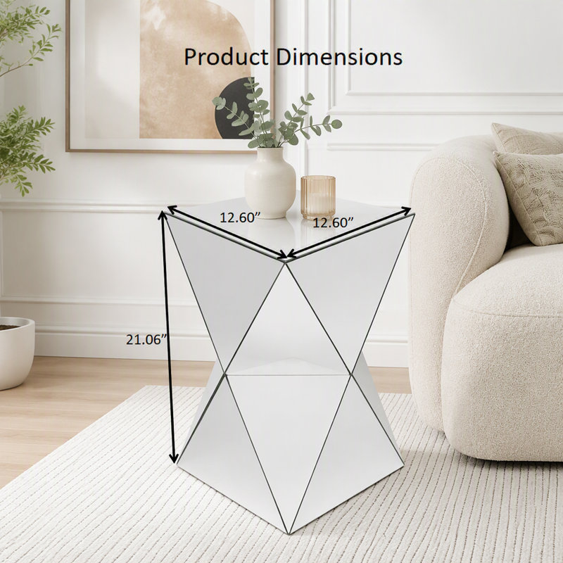 Table d'appoint géométrique argentée à effet miroir, au design moderne et luxueux, avec structure en MDF.