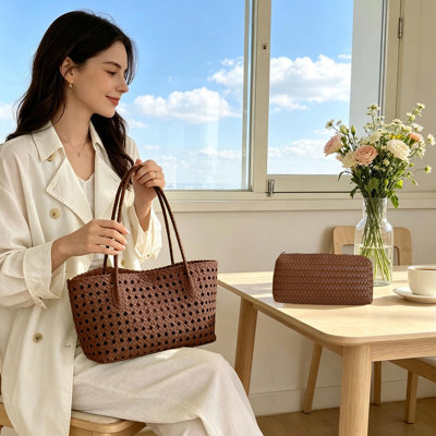 Sac fourre-tout en plastique tissé creux pour femme, sac à bandoulière élégant, pochette à porter sous le bras avec poche intérieure pour les voyages quotidiens à la plage