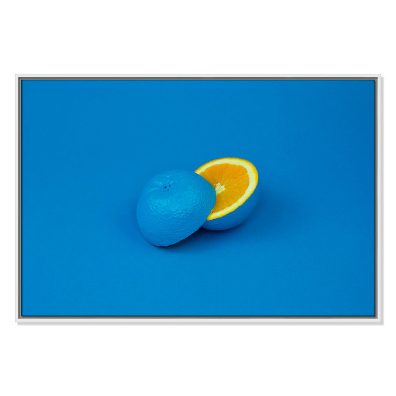 Pop orange en bleu par Davisuko, H 25,5 po x l 37,5 po x P 2 po, Toile avec cadre flottant blanc, Pas de tapis