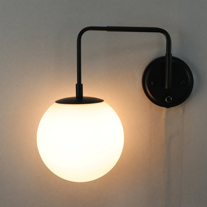 Applique murale noire avec abat-jour globe en verre de lait