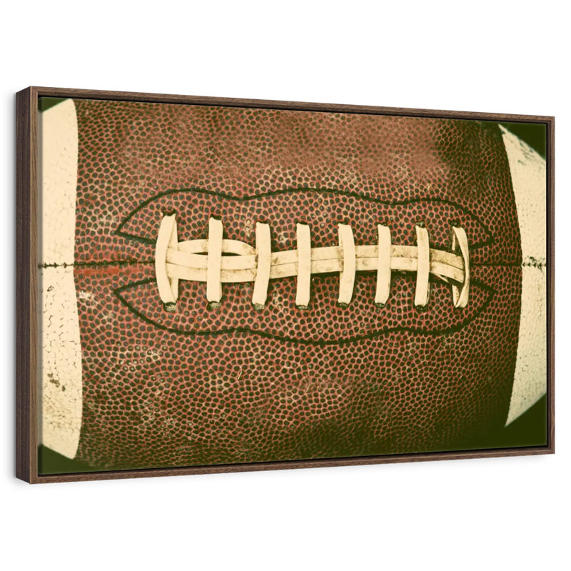 Vieux football, 37 po x 25 po, Cadre flottant en noyer
