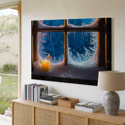 Toile, une scène d'hiver douillette mettant en vedette une bougie doucement incandescente placée sur un rebord de fenêtre enneigé illuminant l'intérieur d'une toile