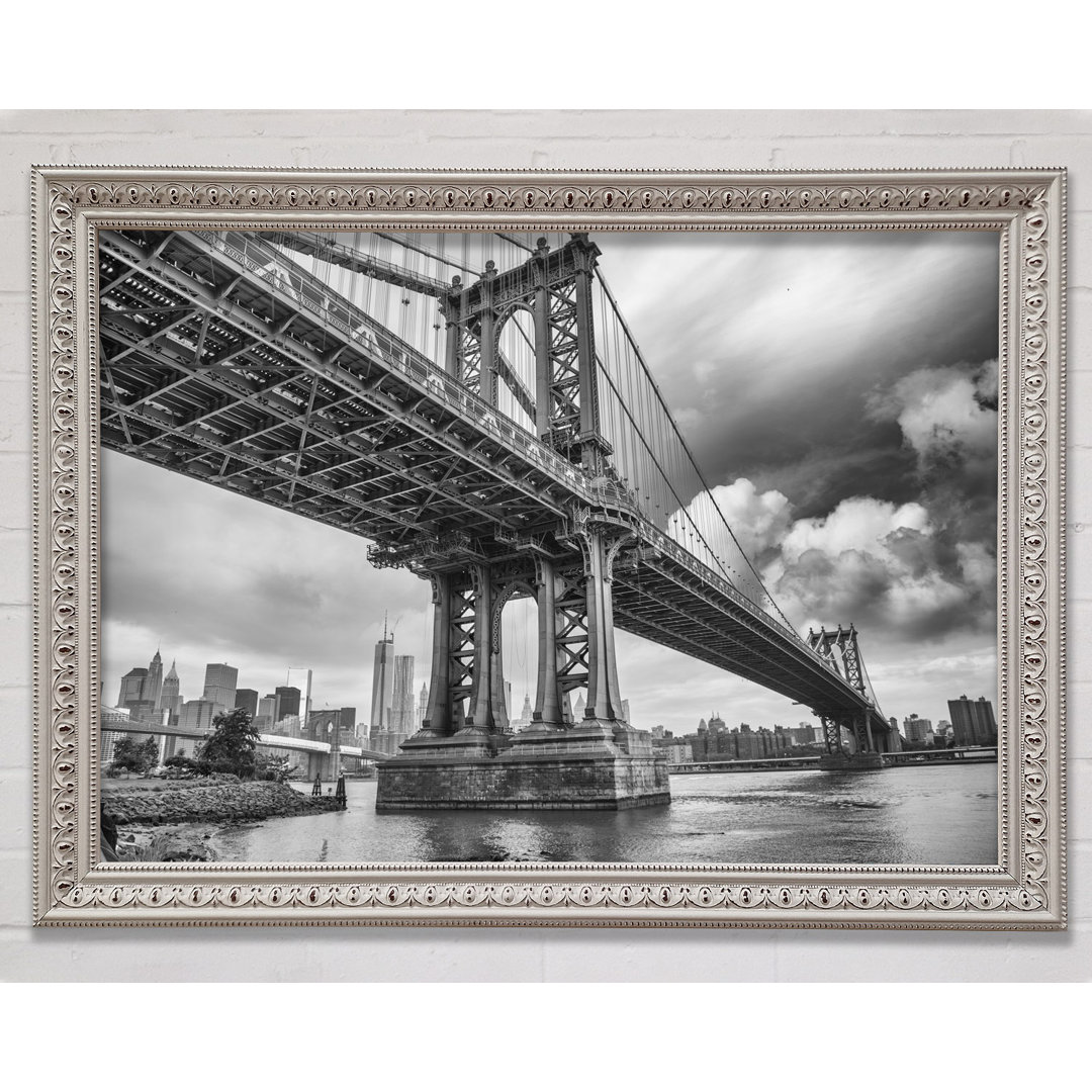 Gerahmtes Poster NYC Weiß Und Weiße Brücke unter Wolken