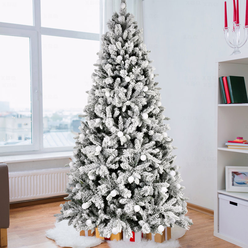Arbre de Noël artificiel à charnière enneigé 8 pi avec lumières enneigées de 8 pi, 470L lumières DEL G45 colorées, 10 modes d'éclairage, PE + PVC + aiguilles rigides, fil mémoire, interrupteur au pied et support en métal stable