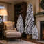 Ensemble de 3 sapins de Noël artificiels pré-illuminés et floqués – Sapins crayon artificiels de 90 cm / 135 cm / 180 cm avec 235 lumières DEL blanc chaud et multicolores, 11 modes d'éclairage et base en pot rustique en toile de jute – Décoration de Noël peu encombrante pour le salon, l'entrée et le porche