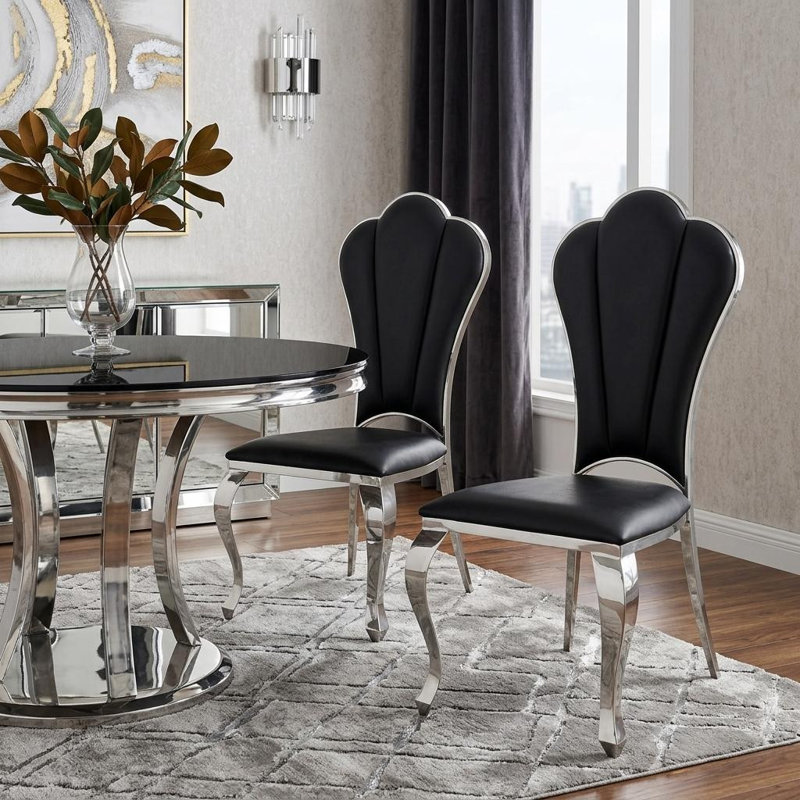 Ensemble de deux chaises d'appoint noires et argentées en similicuir