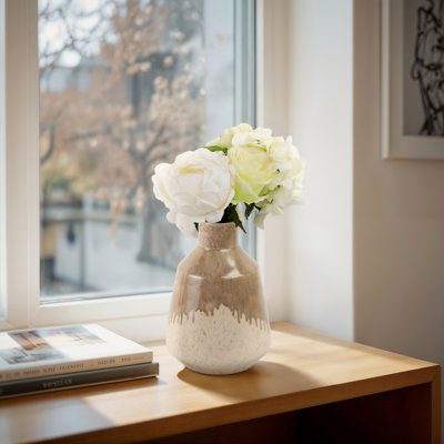Vase de table chaleureux en céramique rustique pour la décoration intérieure, vase à fleurs décoratif avec finition émaillée et forme intemporelle, parfait pour afficher des arrangements floraux frais ou artificiels dans n'importe quelle pièce - brun clair et crème
