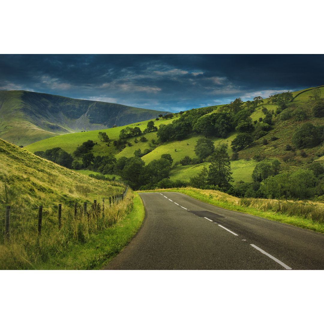 Schöne leere Landstraße in einer ländlichen Landschaft im Norden Englands von Lorado - Ohne Rahmen auf Leinwand drucken