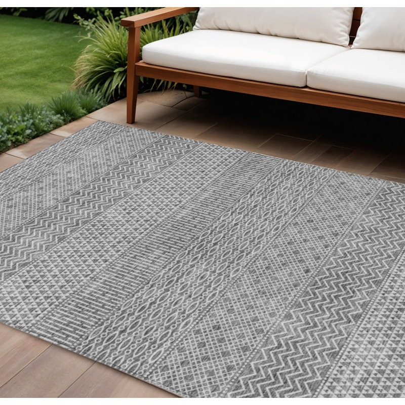 Tapis extérieur lavable à motif de chevrons gris et argent 10 pi x 14 pi