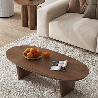 Table basse brune en bois massif ovale
