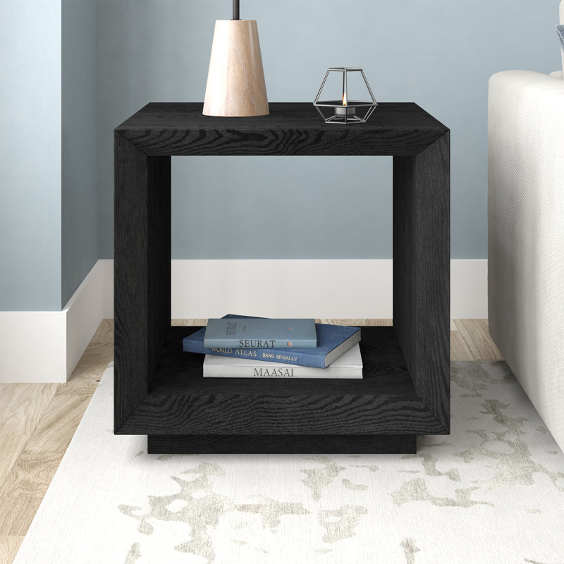Table de bout de 22 po de large avec tablette inférieure ouverte - Table d'appoint scandinave en bois aggloméré noir pour le salon ou la chambre à coucher | Evie