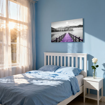 Mauve pont en bois sur lac avec montagnes et brouillard, reproduction d'art sur toile tendue sur toile, ensemble de 1