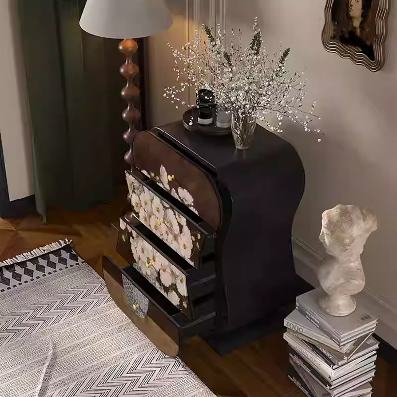 Armoire en frêne avec poignées rétro