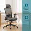 Cette chaise de bureau ergonomique présente un design de dossier respirant avec un appui-tête réglable et un soutien lombaire, adapté à la maison et au bureau.-123364129
