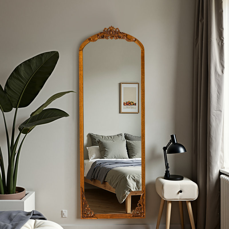Miroir rétro avec cadre sculpté, 64 po x 21 po, Noyer