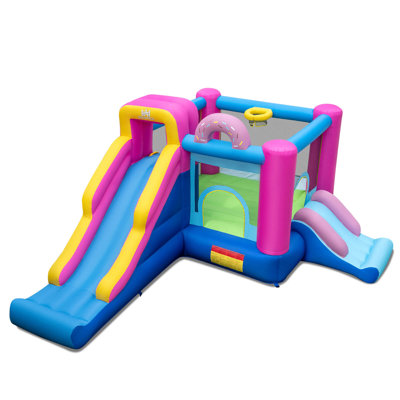 Jeu gonflable avec glissades, aire de saut, mur d'escalade, panier de basketball
