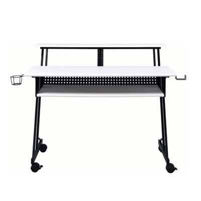 Bureau de studio d'enregistrement de musique avec plateau à clavier