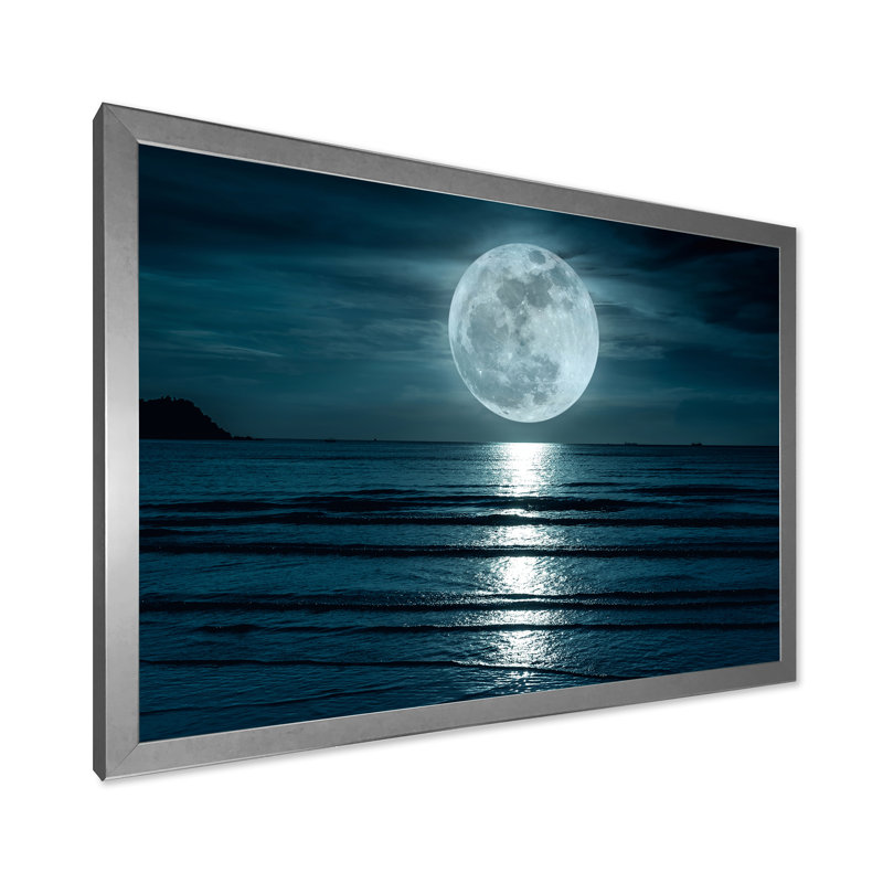 Super lune au-dessus de la mer I - photographie sur toile, H 16 po x l 32 po, Impression encadrée, Argent