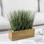 Herbes vertes artificielles en pot d'acacia