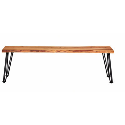 Banc de salle à manger de style naturel avec un bord vivant, une finition usée et des pieds en bronze industriel, idéal pour les intérieurs urbains modernes, avec des détails en bois, une surface rustique et des épingles à cheveux élégantes
