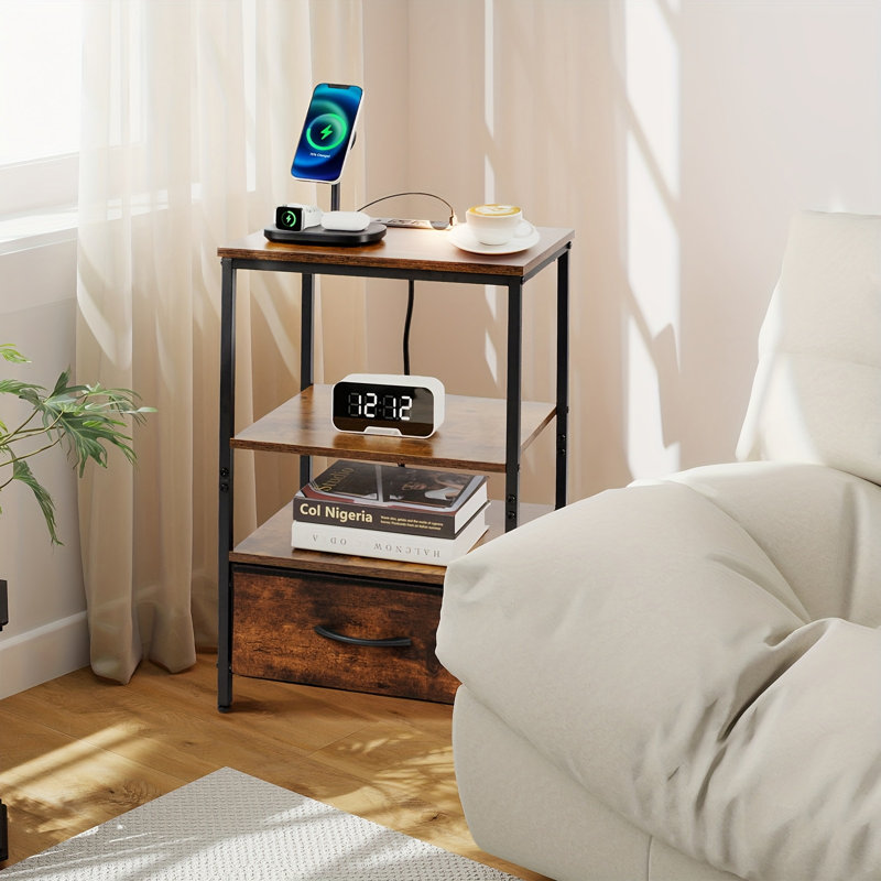 Table de chevet moderne avec station de charge et tiroir réglable en tissu, table de bout avec rangement à 3 niveaux pour la chambre à coucher et le salon