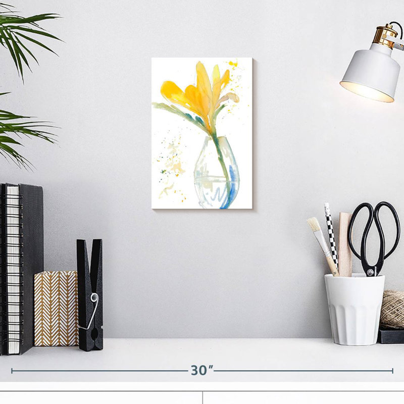 Fleurs jaunes Harnek dans un vase transparent, H 12 po x l 8 po