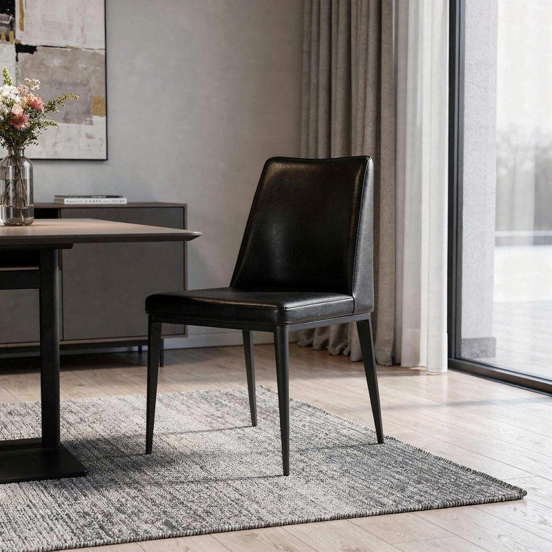 Chaise parsons en similicuir noir