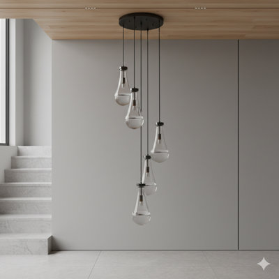 Un ensemble de luminaires suspendus avec un design en grappe de 5 lumières, destiné aux pièces avec de hauts plafonds. Comprend un cadre de lustre noir réglable qui convient aux salons, aux vestibules, aux escaliers et aux chambres à coucher (ampoules E12 non incluses).