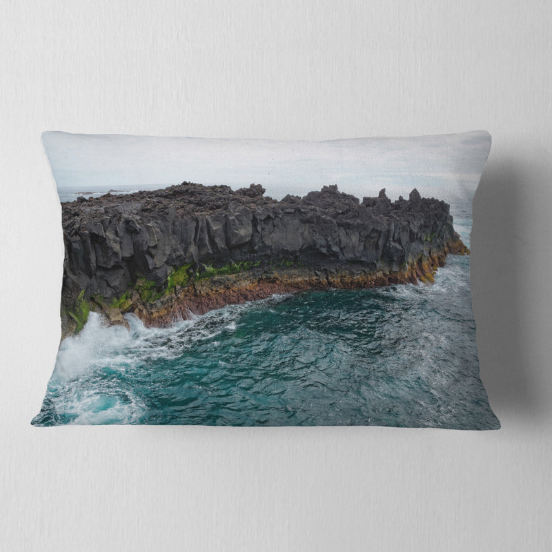 Coussin Rocky Coast with Moss in Azores - Sea & Shore, Rectangle, 12 po x 20 po