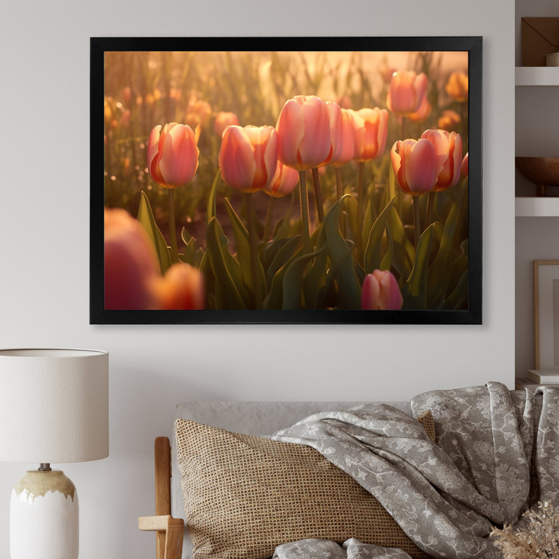 Champ de tulipes sur toile, Cadre simple noir, H 34 po x l 44 po x P 1,5 po