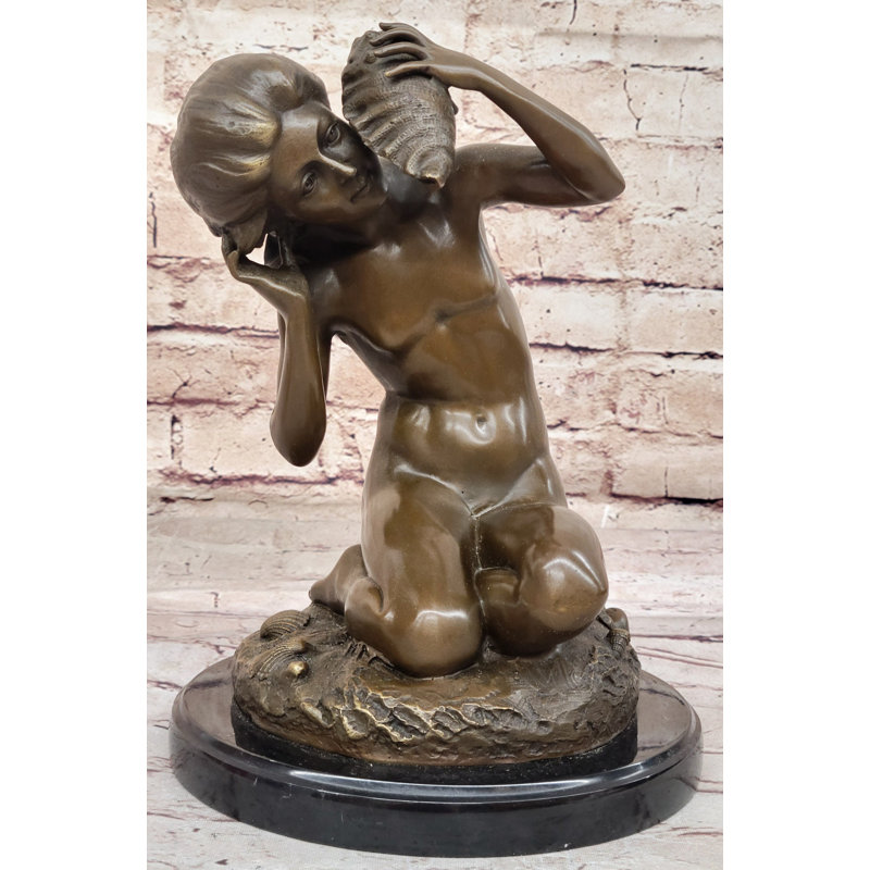 Jeune fille tenant une coquille de conque - Sculpture en bronze sur base en marbre par Carpeaux