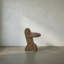 Table de bout abstraite en bois massif