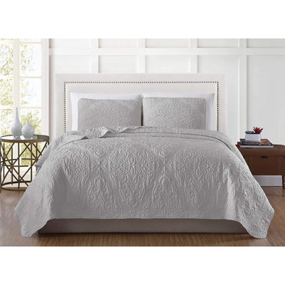 Medallion Embroidered Lightweight Cooling Quilt Set