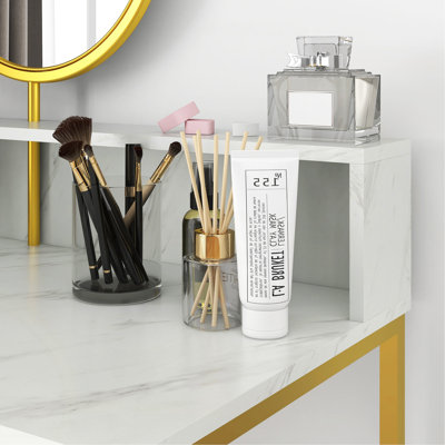 Bureau de maquillage moderne avec miroir, coiffeuse avec rangement ouvert, finition en faux marbre et structure en acier pour la chambre à coucher, blanc et doré