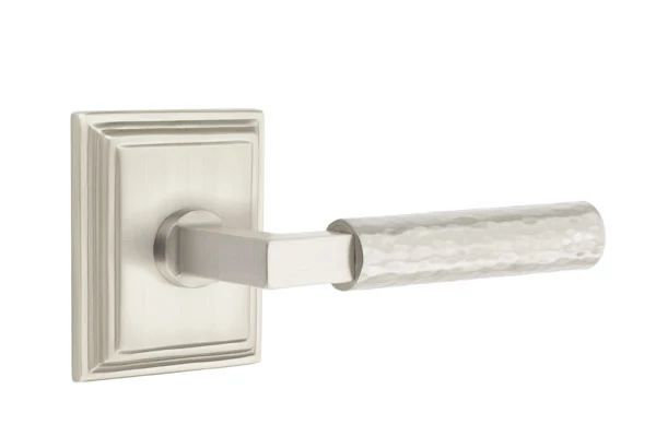 Mortaise intérieure Emtek Select avec rosette Wilshire et tige carrée en L, levier martelé, Nickel poli, Oui