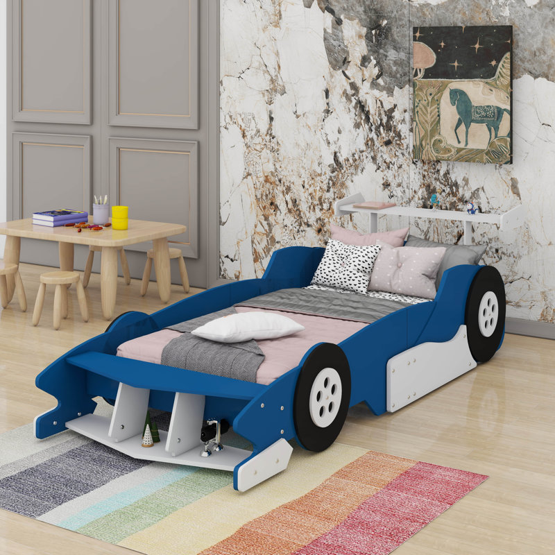 Lit plateforme en forme de voiture de course avec roues, structure de lit de voiture de course simple en bois avec tablettes de rangement et rails