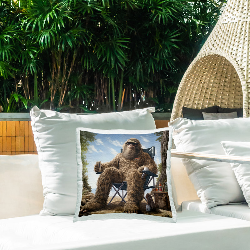 Mythique monstre sur la plage, coussin décoratif imprimé par Jim Baldwin
