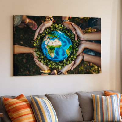 Toile «A Vibrant Close Up Scene» représentant diverses mains de divers art muraux, tons de peau bercant doucement un globe détaillé entouré d'art sur toile