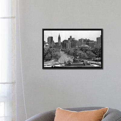 «1950s Benjamin Franklin Parkway Look Southwest from Art Museum Past Eakins to Logan Circle to City Hall Philadelphia Pa USA» par Vintage Images - reproduction d'art sur toile tendue