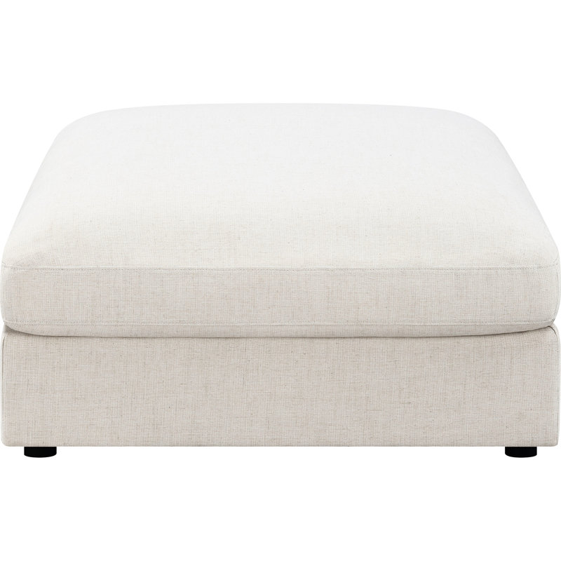 Carré beige rembourré avec un rembourrage doux, idéal pour les maisons contemporaines et classiques dans des tons neutres chauds, s'adaptant à différents décors