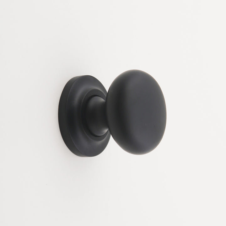 Poignée d'armoire ronde en laiton massif 1,25 po Madelyn Carter Kayla, Noir, 1.25"