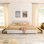 Structure de lit beige très grand avec style minimaliste américain, tête de lit haute et rangement à 4 tiroirs pour chambre à coucher en beige, roues modernes