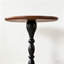 Table d'appoint ronde de 60 cm de hauteur, plateau en placage de bois massif et piètement noir