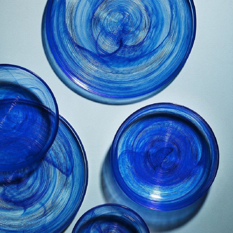Service de table élégant 18 pièces, verre bleu | Comprend 6 assiettes de service (10,2 x 10,2 po), 6 assiettes (7,5 x 7,5 po), 6 bols (5,5 x 5,5 po) | 100% verre durable, parfait pour le divertissement et l'utilisation quotidienne | Ne va pas au lave-vaisselle ni au micro-ondes, conception élégante
